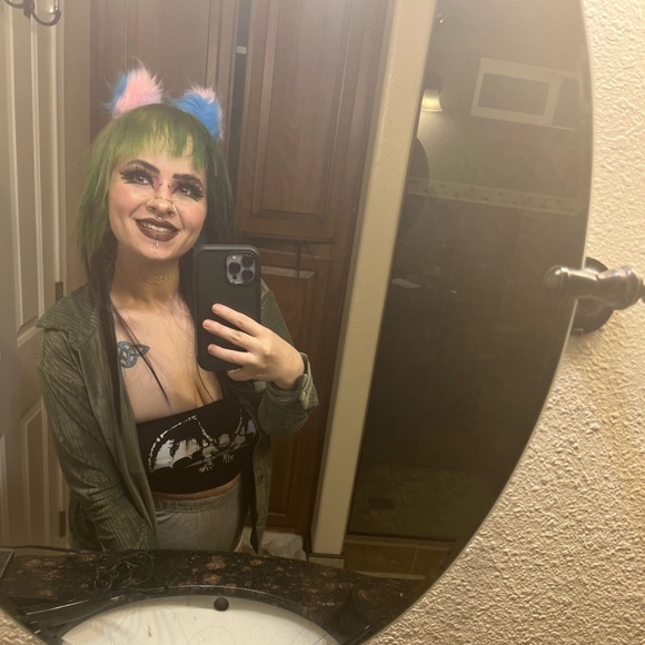 Hello darlings and welcome to my closet. - Picture 1 of 6